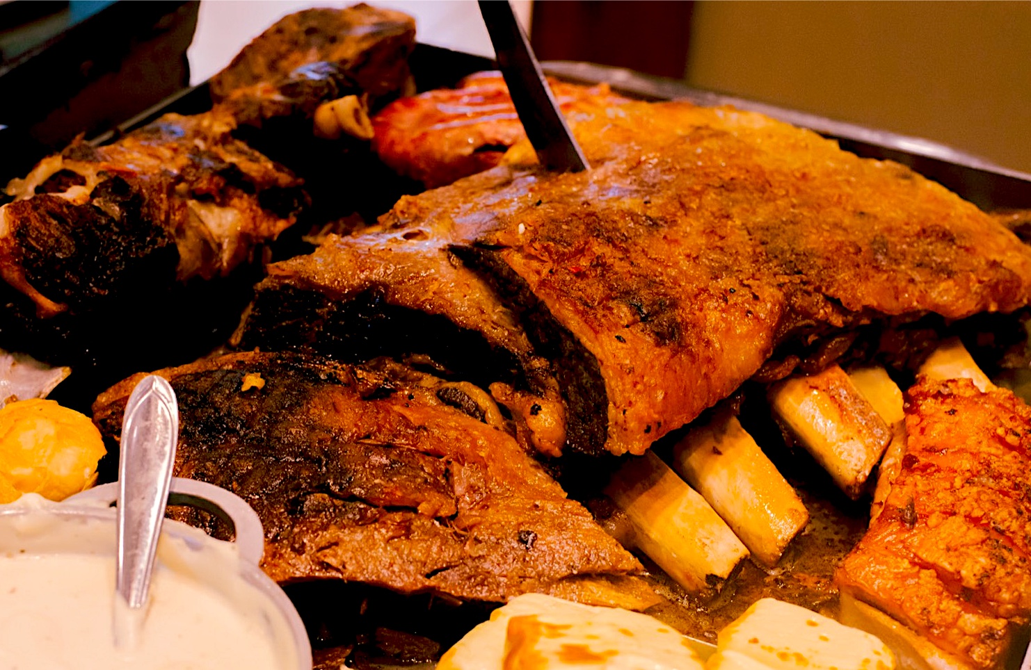 Costelão assado lentamente na brasa, servido no buffet do João de Barro