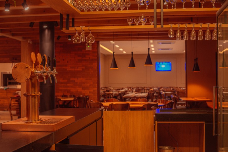 Salão e bar da Churrascaria João de Barro em Erechim